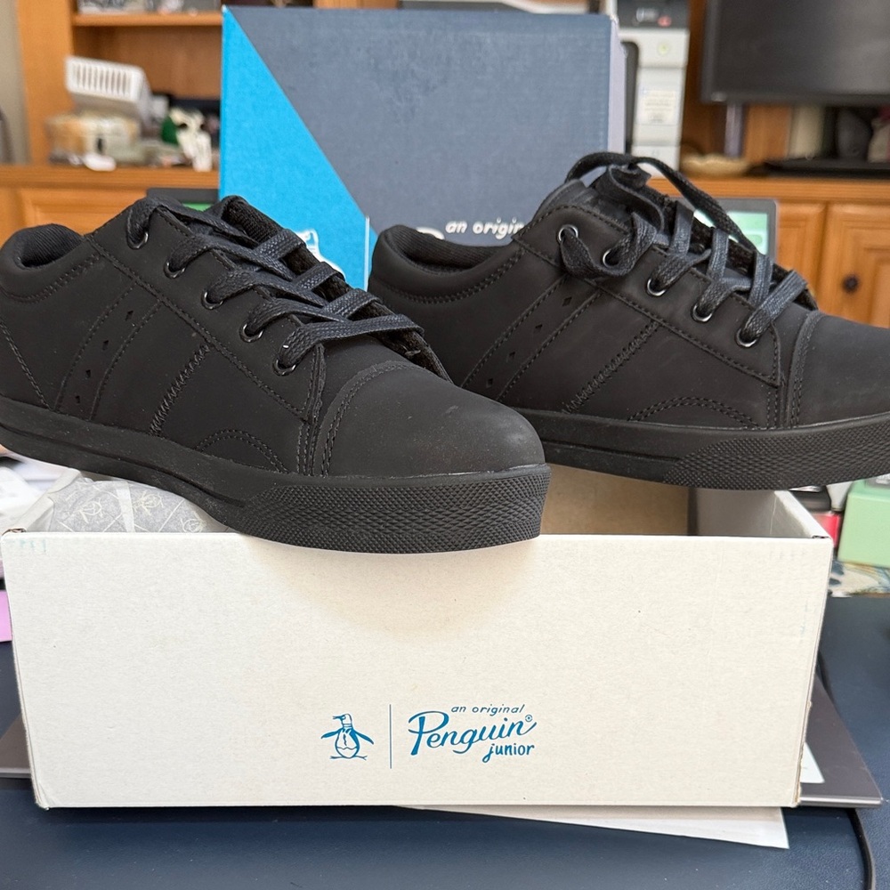 Black kids Shoes size 6 us